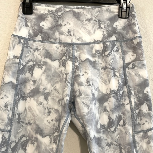 UURUN Women’s Leggings Small Grey & White Tie Dye Cropped Workout Athleisure - Picture 7 of 14